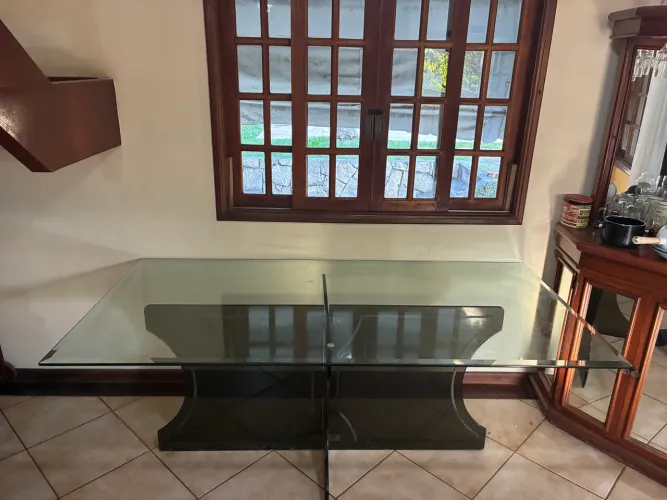 Mesa de jantar 8 lugares, vidro temperado fumê e pés de vidro