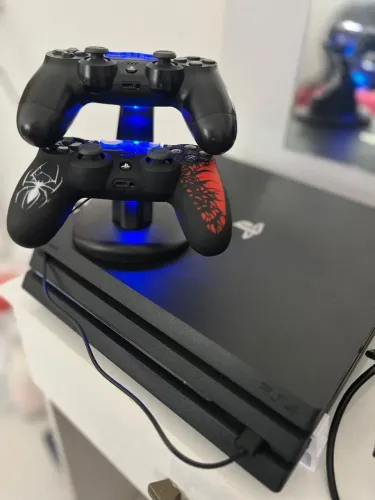 Ps4 Pro 1TB com dois controles originais (Negociável)