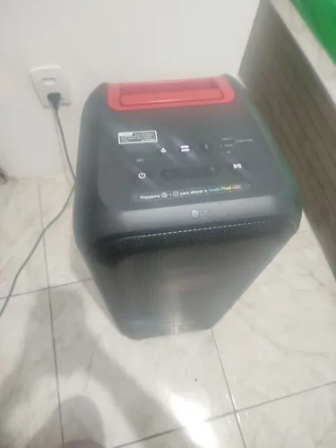 Caixa de som Bluetooth LG XBOOM 200W RMS, 12 horas de bateria, IPX4, Iluminação