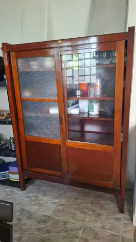 Cristaleira / Armário Antigo de Madeira com Portas de Correr