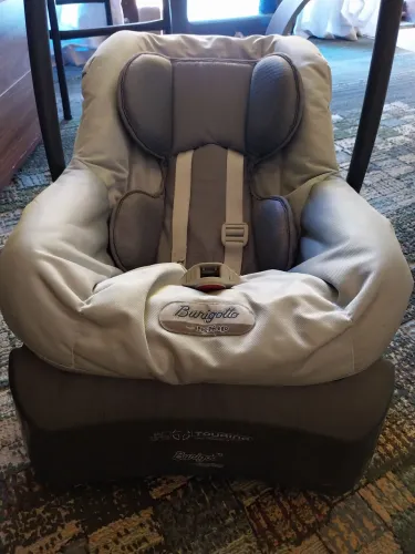 Bebê conforto semi-novo com base