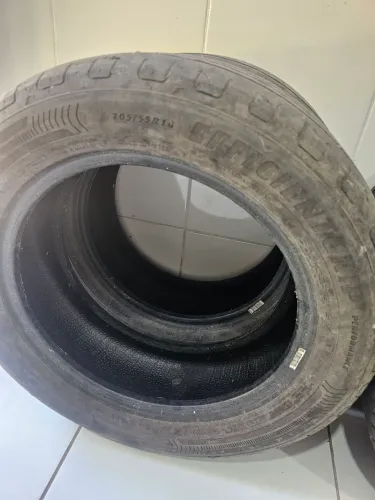 Pneus bom para usar.