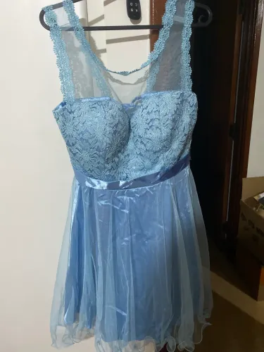 Vestido para festa rendado azul claro