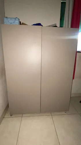 Vende se Guarda roupa duas portas, 3 prateleiras