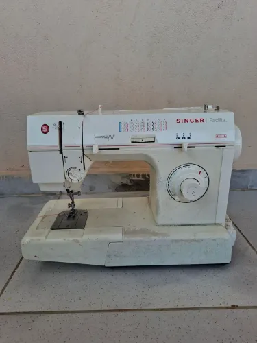 Máquina de costura Singer Modelo Facilita