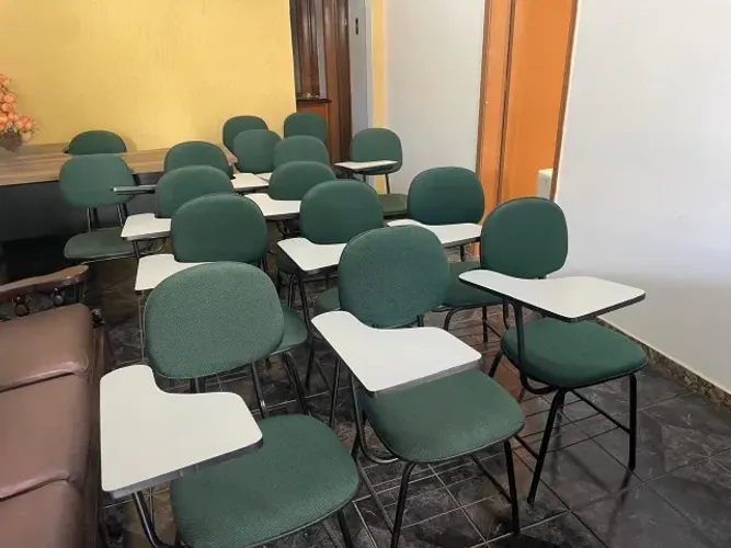 Cadeiras Universitárias estofada com prancheta e gradil