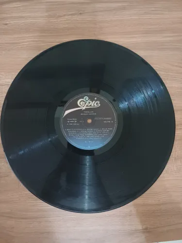 Discos de vinil com rock incluso (SOMENTE DISCOS, NÃO POSSUI CAPAS)