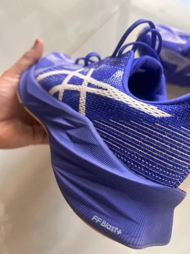 Tênis Asics novo.