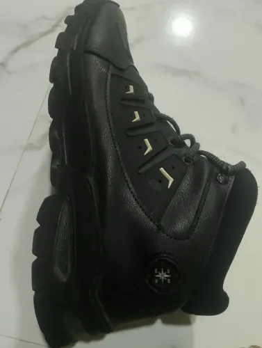 Bota adventure cano médio couro resistente