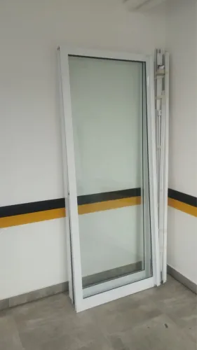 Porta de Correr de Alumínio Branco com Vidro - Seminova