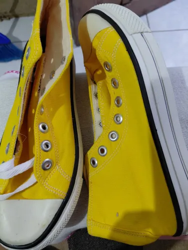 Tenis cano longo amarelo