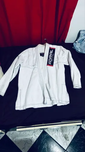 vende-se dois kimonos, branco e azul usado 4 vezes, excelente qualidade 