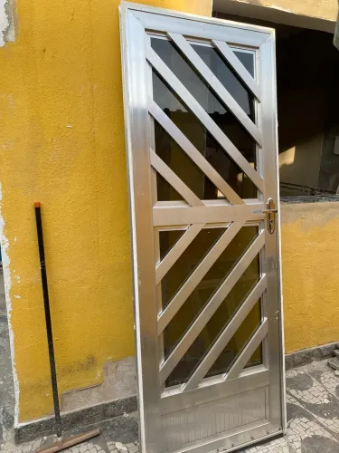 Vendo porta de alumínio 2,10 por 80 cm de largura