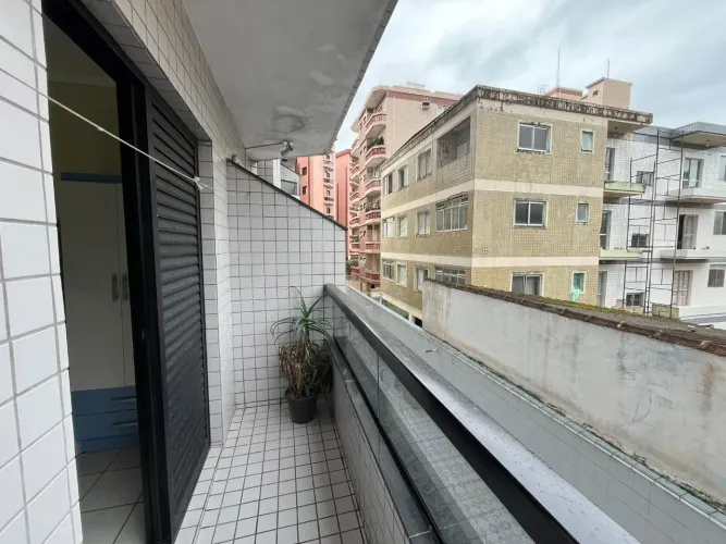 Apartamento com 1 dormitório, prédio com elevador e vaga de garagem - 3 quadras da praia -