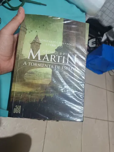 Livro, Martin a tormenta de espadas  lacrado 
