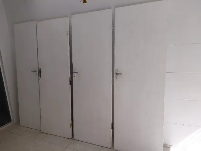 2 Portas Lisa Brancas para Quarto e Banheiro..