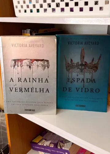Livros A Rainha Vermelha e Espada de vidro (livro 2) - Victoria Aveyard