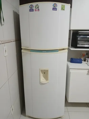 Vende-se uma geladeira,usada gela muito bem,motivo da venda:modelo antigo