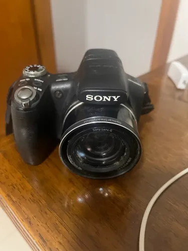 Vendo Sony Cyber-shot DSC-HX1 com zoom óptico de 20×.Vem com o carregador e a bateria