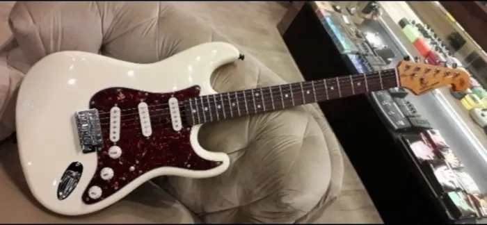 GUITARRA STRATOCASTER