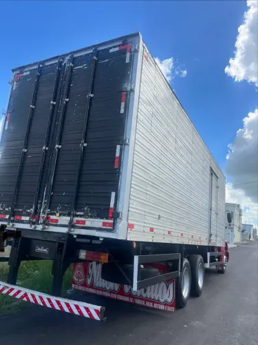 Vendo baú com 8,5 de comprimento 