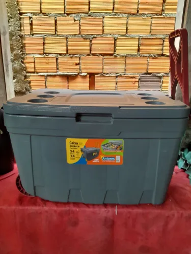 Vendo 1 cx térmica 54 litros com rodinhas e alça de puxar valor 350 RS 