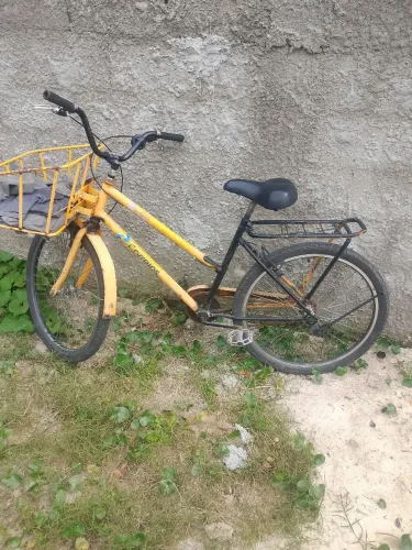 Bicicleta barbada , com cesta de ferro.