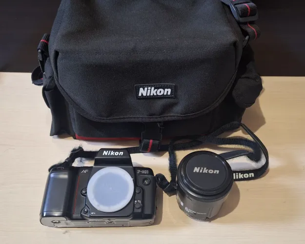 Kit Câmera Analógica Nikon F-801 + Lente AF Micro-Nikkor 55mm f/2.8 Macro + Bolsa Original