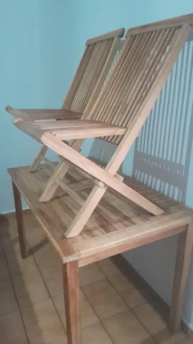 Vendo mesa de madeira com duas cadeiras !