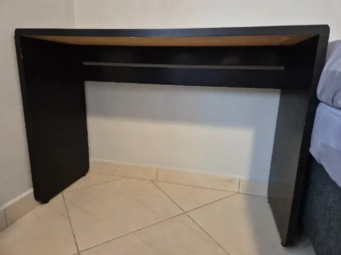 Mesa de escritorio. Escrivaninha preta