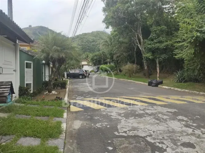Viva o sonho de construir seu lar em um terreno privilegiado no Condomínio Bosque dos Esqu
