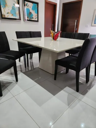Conjunto mesa de jantar com 8 cadeiras. Valor 2500 reais