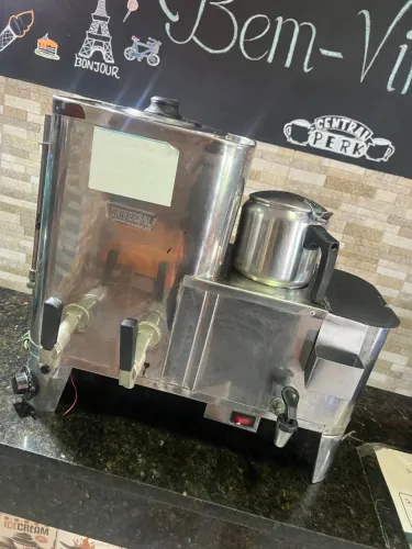 Cafeteira elétrica industrial conjugada com esterilizador e bule da marca Universal.