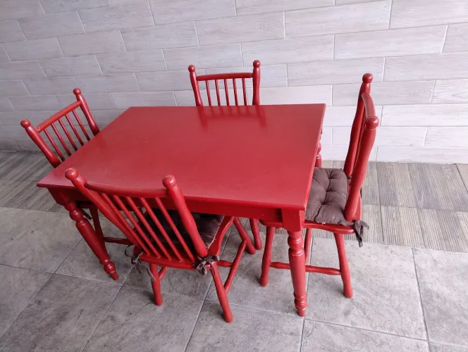 Mesa com gaveta e 4 cadeiras 