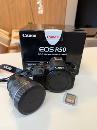 Câmera Canon EOS R50 Mirrorless com lente RF-S 18-45mm