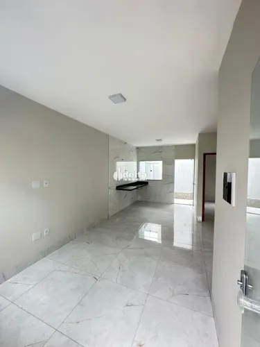 Casa com 2 quartos sendo 1 suíte disponível para venda no bairro Shopping Park em Uberlând