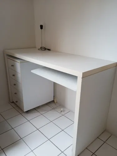 Escrivaninha com gaveteiro em MDF branco