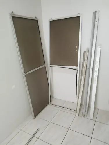 Box em aluminio e acrilico, faltando uma parte