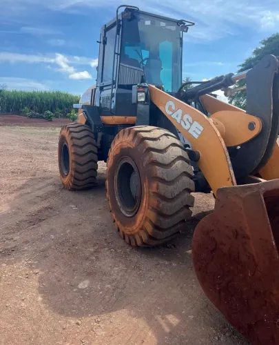 PÁ CARREGADEIRA CASE 621E
