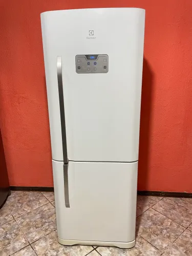 Geladeira Electrolux inverse Frost Free 454 L com painel digital