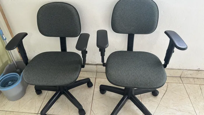 Duas cadeiras escritório