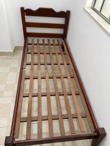 Cama de Solteiro de Madeira