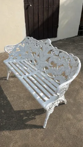Conjunto de mesa e banco fundido