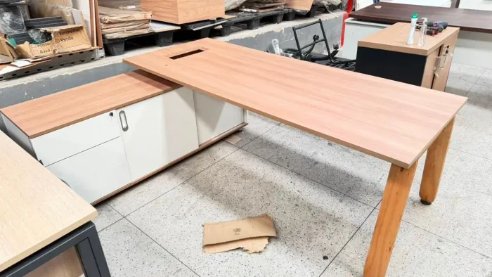 Mesa de escritório com Gaveteiro 