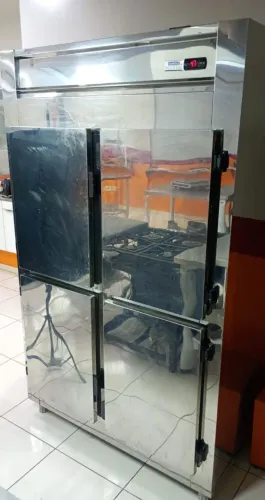 Geladeira comercial 4 portas em aço inoxidável.