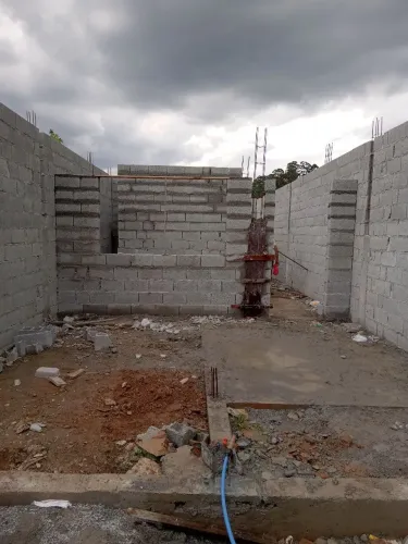 Pedreiro trabalho com porcelanato pisos alvenaria