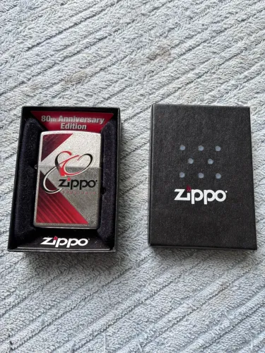 Isqueiro ZIPPO comemorativo 80 anos sem uso original na caixa