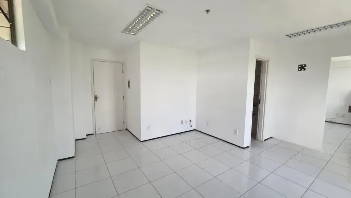 Sala Comercial 42m² no Metropolitan Calhau | 1 Vaga Coberta | Av. dos Holandeses