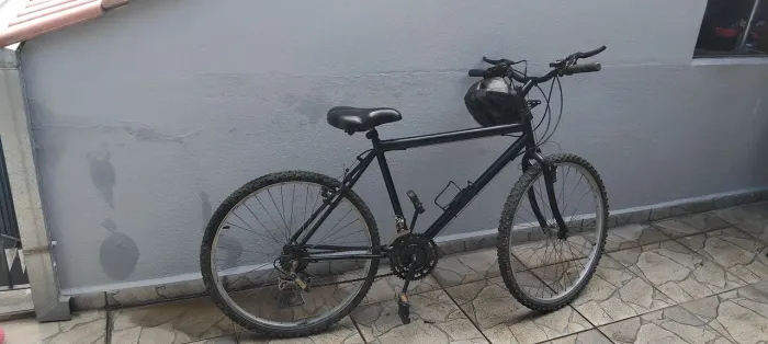 Vende-se bicicleta de 6 marchas usada acompanha o capacete