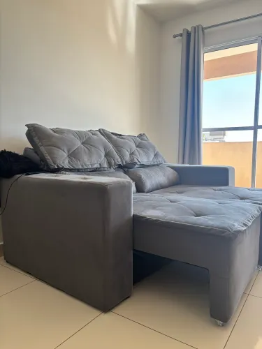 Sofá-cama cinza comprado há poucos meses
